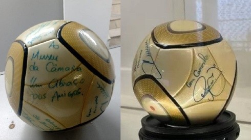 Bola autografada por Neymar e outros jogadores do Santos em 2012 é encontrada