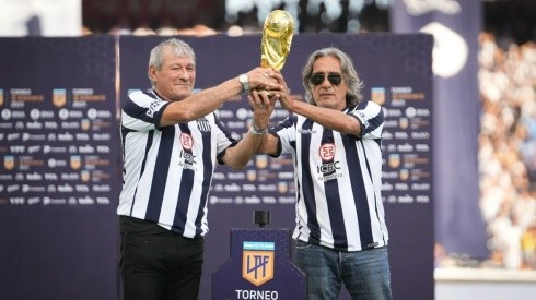 Un campeón del mundo argentino levantó la Copa por primera vez 44 años después de haberla ganado