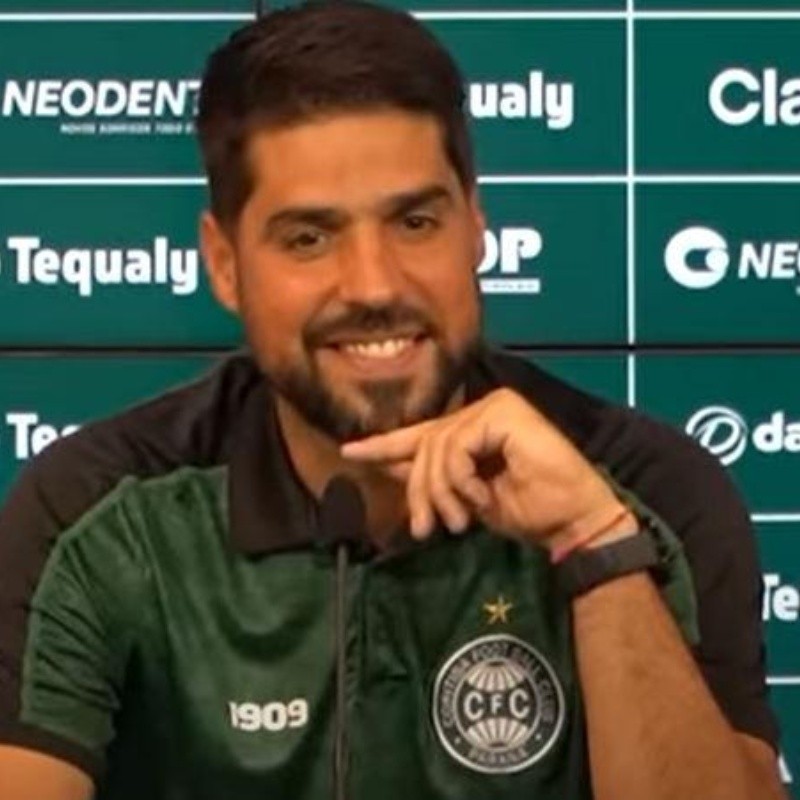 António Oliveira explica situação do Coritiba e entrega contratação de reforço