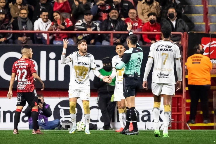 La expulsión de Ortiz dejó expuesta a la defensa de Pumas (Imago 7)