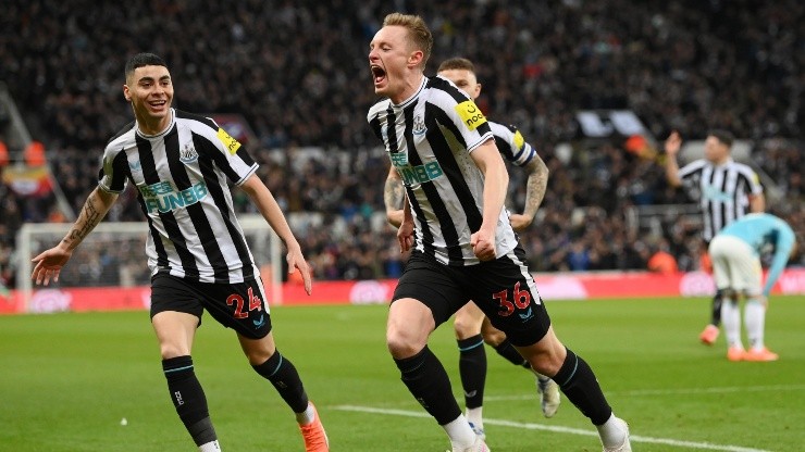 Festejo de gol de Newcastle.