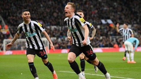 Festejo de gol de Newcastle.