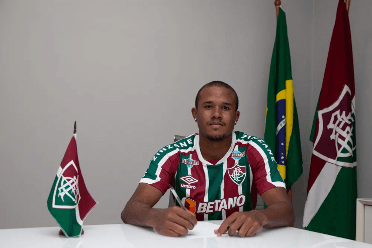 Freitas assina com o Fluminense — Foto: Marcelo Gonçalves/FFC