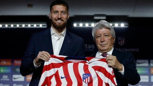 Matt Doherty junto al presidente del Atlético de Madrid Enrique Cerezo.