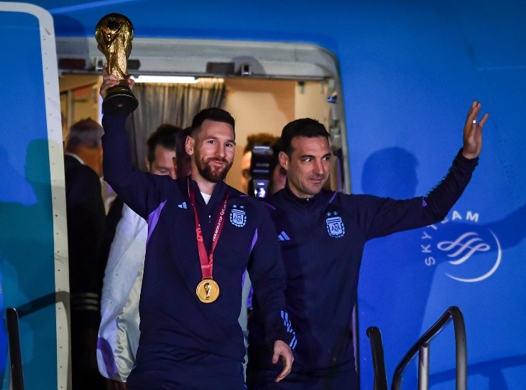 Scaloni y Messi con la Copa del Mundo.