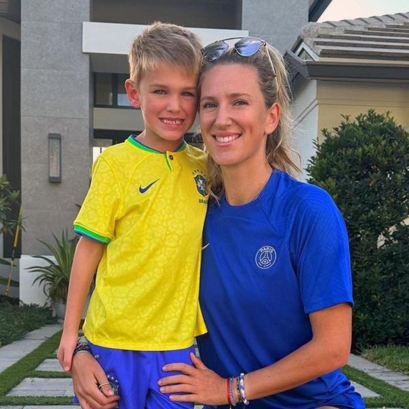 Fã de futebol, Azarenka publica foto com o filho vestido com a camisa da Seleção Brasileira