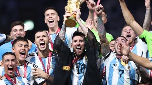Messi levantando la Copa del Mundo.
