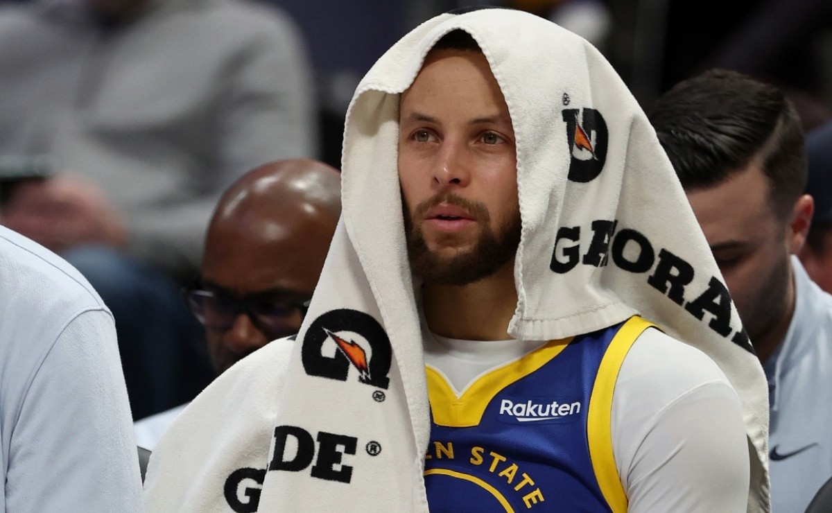 Everyone Outside the Warriors Is Laughing at This”: Stephen Curry and Co.  Accused of 'Ruining a Career' with Big Trade Decision - EssentiallySports