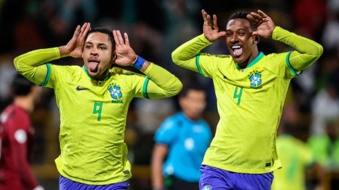 Brasil festeja gol ante Venezuela.