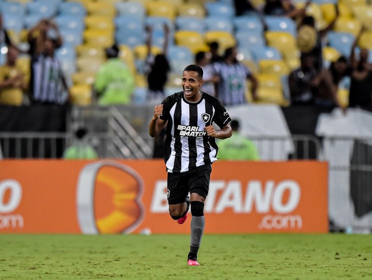 Thiago Ribeiro/AGIF - Victor Sá celebrando gol pelo Botafogo