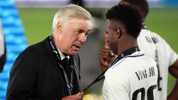 Carlo Ancelotti junto a Vinícius Junior. El entrenador lo defiende cada vez que puede.