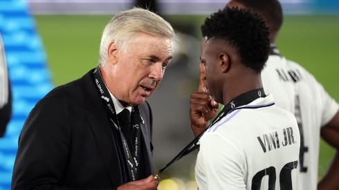 Carlo Ancelotti junto a Vinícius Junior. El entrenador lo defiende cada vez que puede.