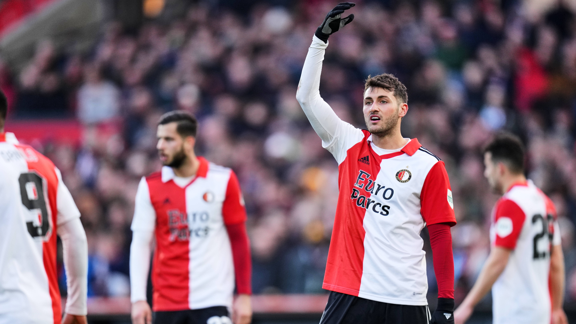 VIDEO | Santi Giménez se desplomó y pidió un penal inexistente para el Feyenoord