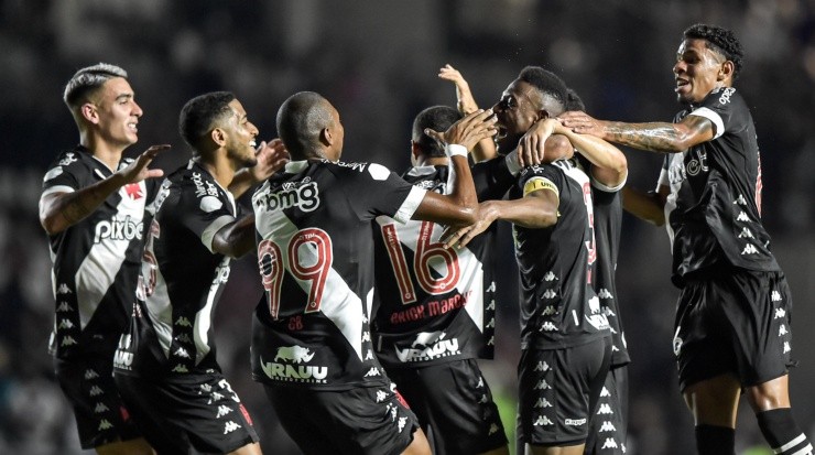 Thiago Ribeiro/AGIF - Léo e seus companheiros celebrando gol