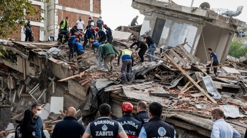 Equipes de resgate foram mobilizadas para procurar sobreviventes nos escombros - Foto: Usame Ari/Getty Images