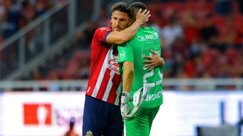 Hiram Mier consoló a su compañero Miguel Jiménez tras el empate con Querétaro