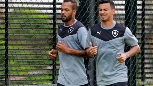 Foto: Vitor Silva/SSPress/Botafogo - Bruno Silva (à esquerda) se envolveu em confusão no Estadual de MG