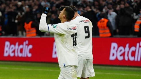Alexis Sánchez festejando su gol de penal ante el PSG.