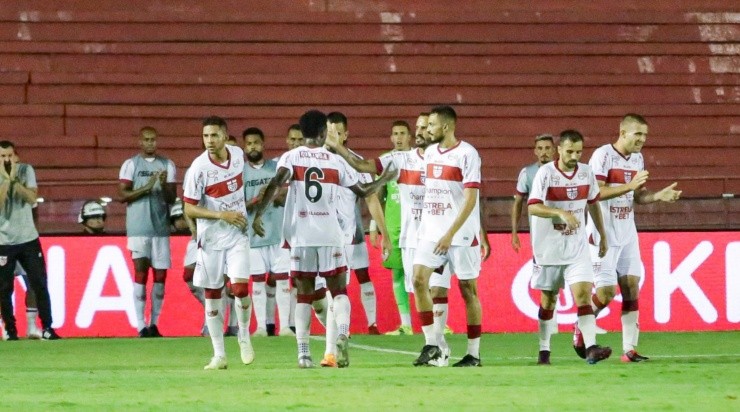 Rafael Vieira/AGIF - Jogadores do CRB celebrando gol contra o Náutico