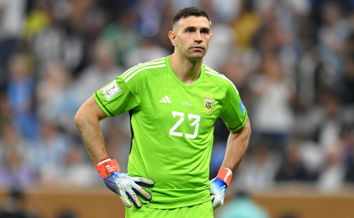 Aston Villa and Argentina goalkeeper Emiliano Martinez explains reason  behind lewd gesture while receiving Golden Glove trophy in World Cup final  celebration after beating France