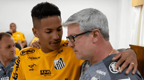 Odair Hellmann e Ângelo conversando no CT do Santos - Foto: Divulgação/Santos FC