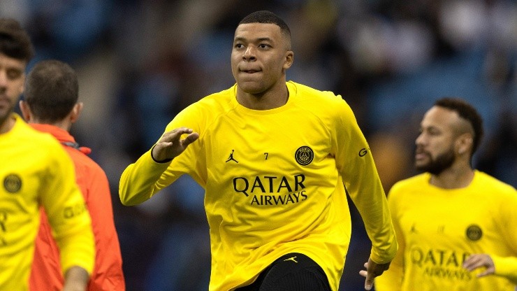 Mbappé en calentamiento con PSG.