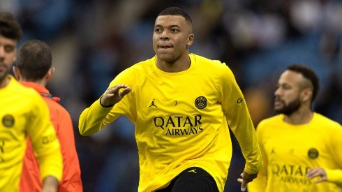 Mbappé en calentamiento con PSG.