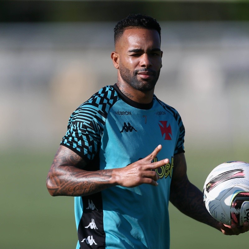 Alex Teixeira 'mexe no passado' e faz promessa à torcida do Vasco