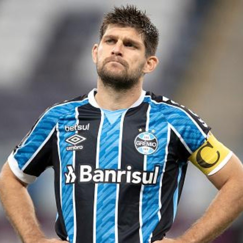 Manobra de rival faz torcedores do Grêmio pedirem ‘parça’ de Kannemann