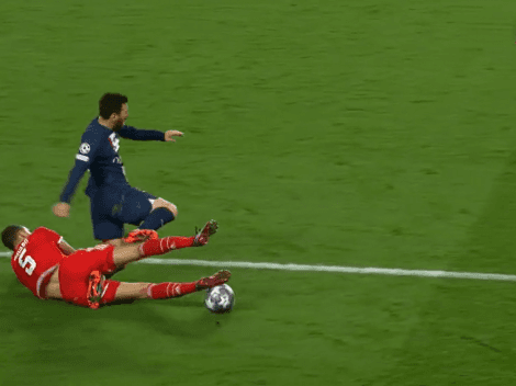 VIDEO | Pavard le metió una patada criminal a Messi y vio la tarjeta roja