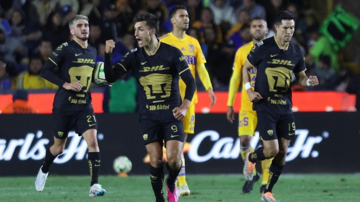 Juan Dinenno festeja su gol ante Tigres.