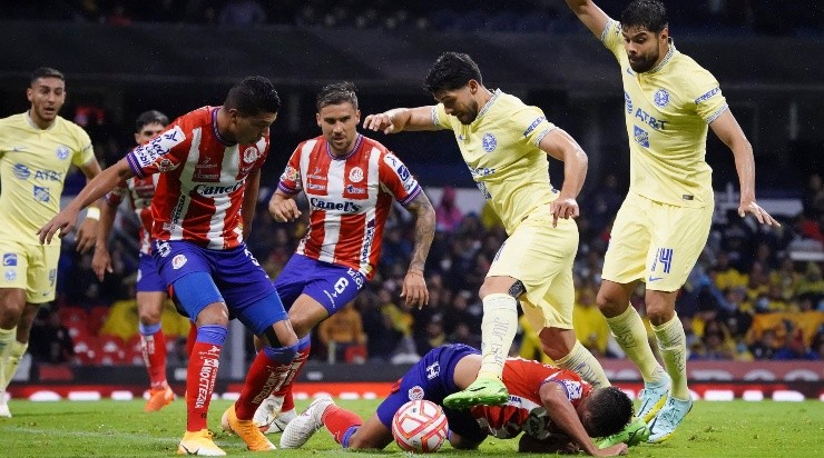 Ciudad de Mexico, 6 de septiembre de 2022. Rodrigo González y Henry Martín, durante el partido de la jornada 13 del Torneo Apertura 2022 de la Liga BBVA MX, entre las Águilas del America y el Atletico San Luis, celebrado en el estadio Azteca. Foto: Imago7/ Rafael Vadillo