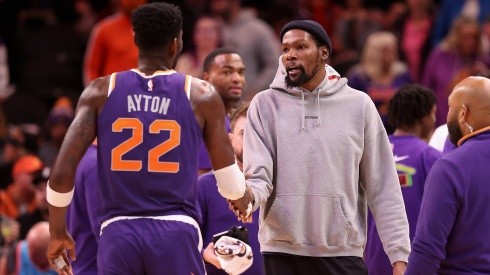 Kevin Durant saludando a DeAndre Ayton en Phoenix Suns