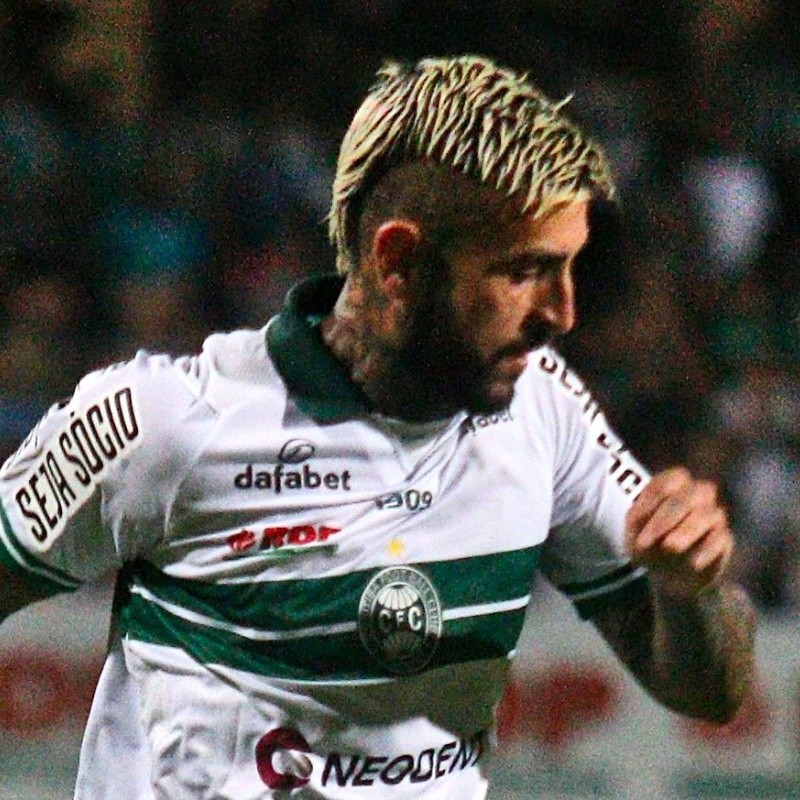 Liziero no meio e dúvida no ataque: António Oliveira 'define' escalação do Coritiba