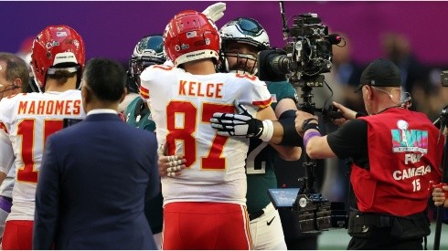Los hermanos Kelce se saludan después del Super Bowl.
