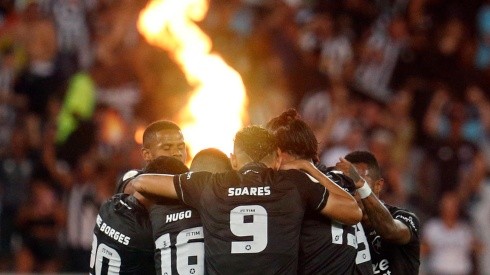 Foto: Vítor Silva/Botafogo - Elenco do Botafogo pode ganhar aquisição de meia em definitivo em 2023