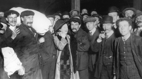 Sobrevivientes del Titanic son recibidos por sus familiares de regreso en Southampton.