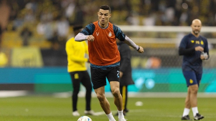 Cristiano Ronaldo en calentamiento con Al Nassr.