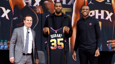 Suns owner Mat Ishbia (left), Kevin Durant (c) and general manager James Jones.