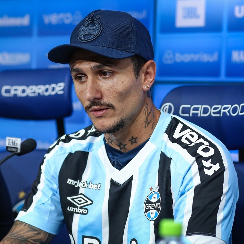 Torcida do Grêmio 'manda a real' para Vina logo na estreia: 'Se virar titular..."