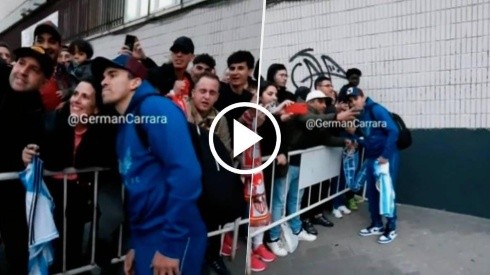 Marcos Acuña junto a la gente que aclamó por su foto en las afueras del Estadio de Vallecas.