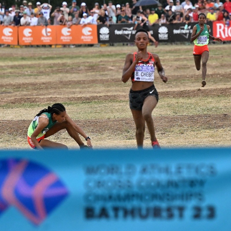 Dramático final en el Mundial de Cross Country: iba primera, colapsó a metros de la llegada y fue descalificada