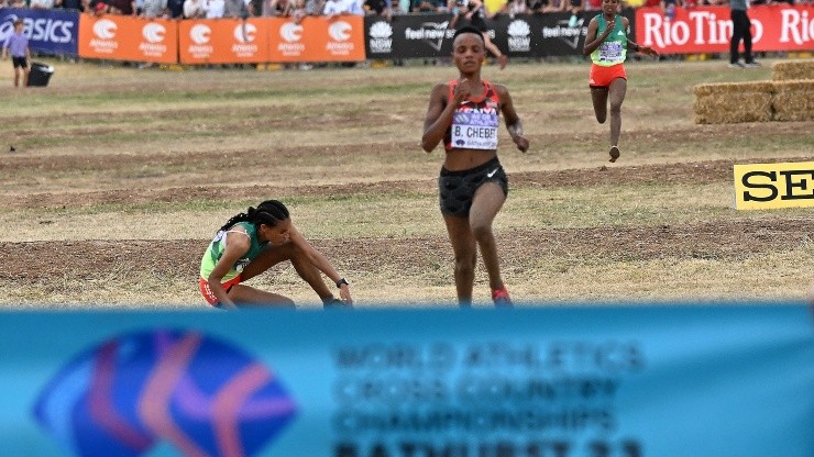 Dramático final en el Mundial de Cross Country: iba primera, colapsó a metros de la llegada y fue descalificada