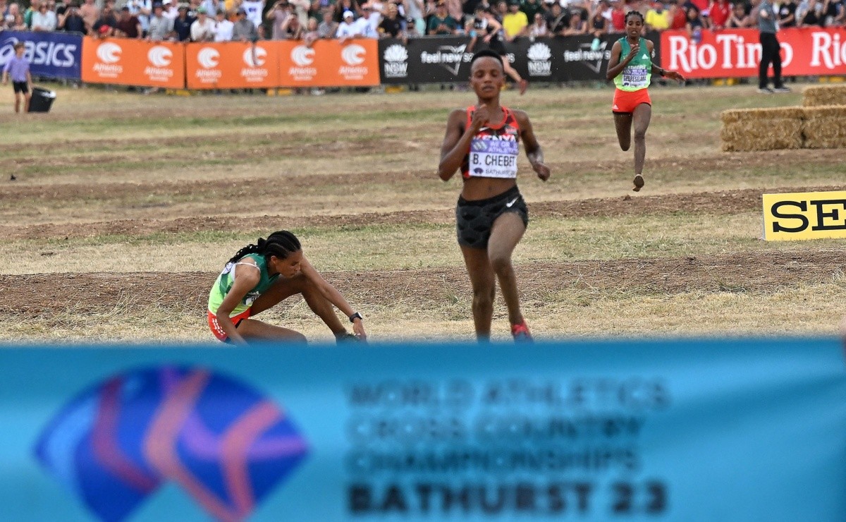 As she was first, she collapsed meters from the finish line and was disqualified