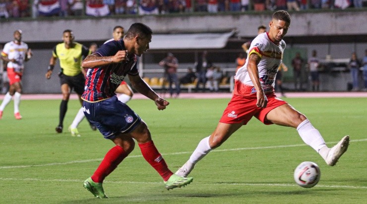 Foto: Renan Oliveira/AGIF - Caio Vidal atuando contra a Juazeirense.