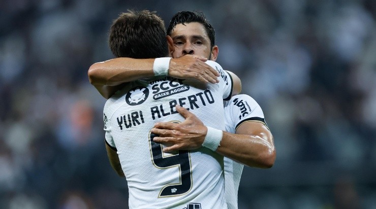 Foto: Marcello Zambrana/AGIF - Giuliano e Yuri na partida contra o Água Santa.