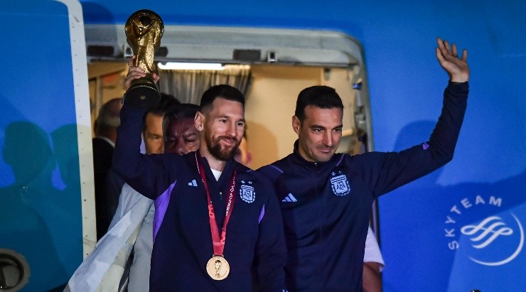 Messi y Scaloni al bajar del avión en Argentina. (Getty Images)