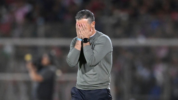 Rafael Puente lamenta una falla ante Chivas.