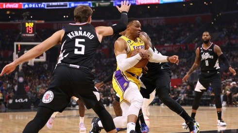 Russell Westbrook enfrentando a Los Angeles Clippers