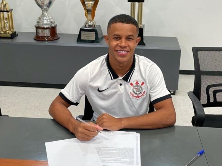 Foto: Reprodução/Corinthians - Pedrinho assinando seu primeiro contrato profissional com o Timão, com apenas 16 anos